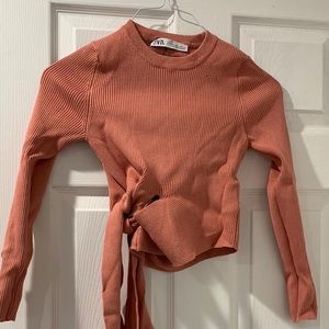 Ribbed sweater with side tie